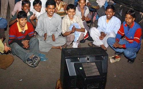 Indiaiak krikettmeccset néznek egy tévében, valamikor a 21. század elején