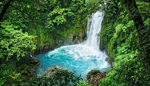 Costa Rica egyik legismertebb nevezetessége, a Celeste folyó vízesése a Tenorio Tűzhányó Nemzeti Parkban