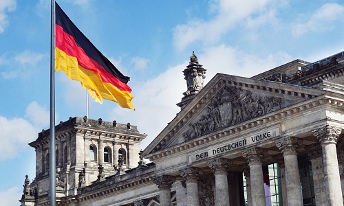 A Reichstag egy német zászlóval
