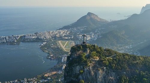 Rio de Janeiro látképe az 1937-ben felavatott Krisztus-szoborral