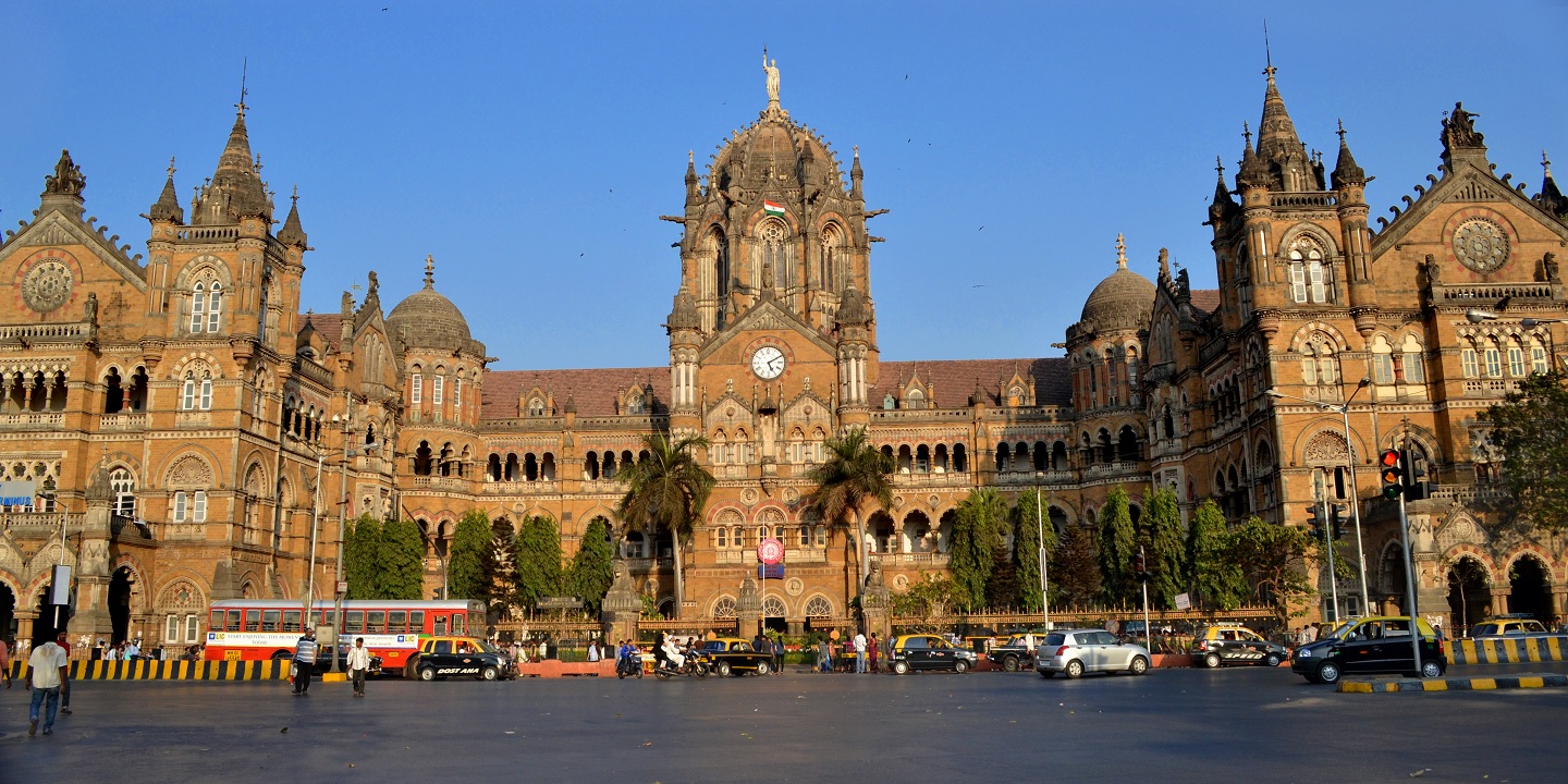 A Cshatrapati Sivádzsí pályaudvar 19. századi, különleges épülete Mumbaiban