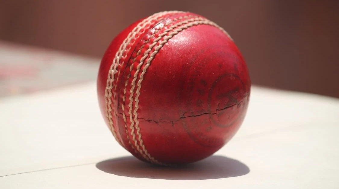 Piros krikettlabda (illusztráció)