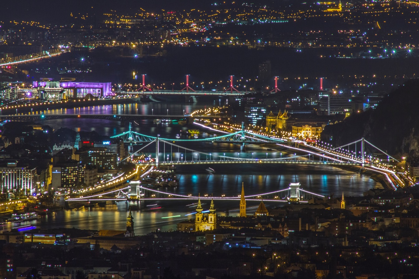 Budapest hídjai éjjel (illusztráció)
