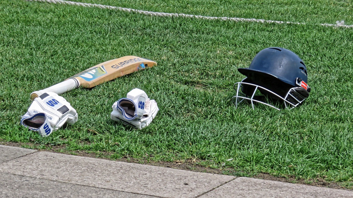 Krikettfelszerelés lerakva a fűre (illusztráció)