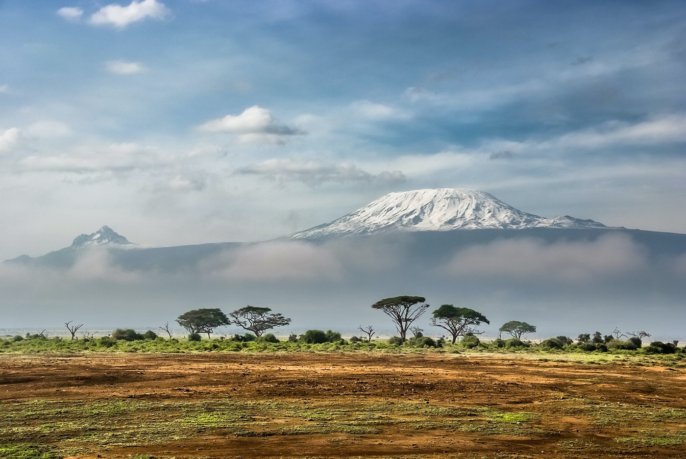 Tájkép a kenyai Amboseli Nemzeti Parkban, háttérben a Kilimandzsáróval (illusztráció)
