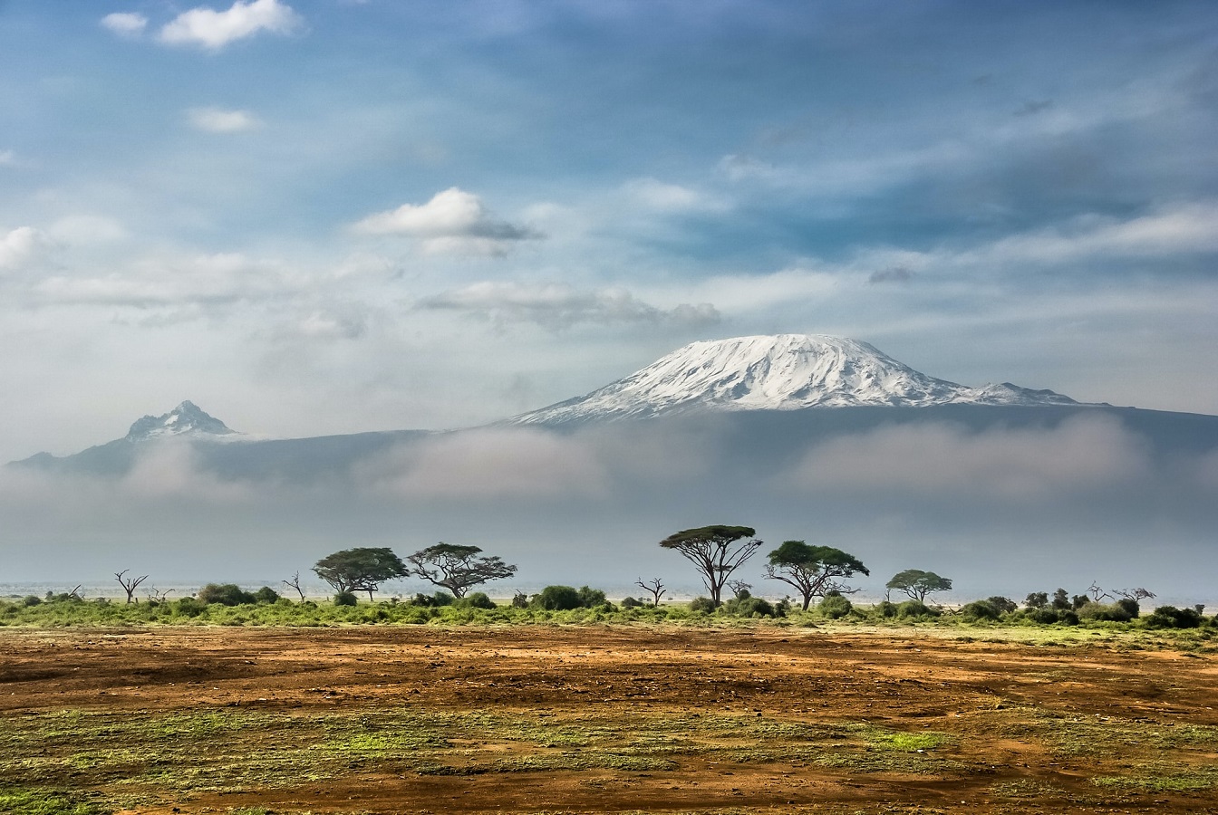 Tájkép a kenyai Amboseli Nemzeti Parkban, háttérben a Kilimandzsáróval (illusztráció) Tájkép a kenyai Amboseli Nemzeti Parkban, háttérben a Kilimandzsáróval (illusztráció)