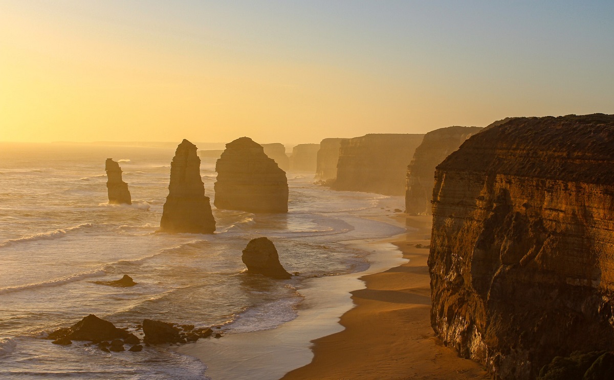 A Tizenkét apostol nevű sziklaegyüttes az ausztrál Victoria állam partjainál (illusztráció)
