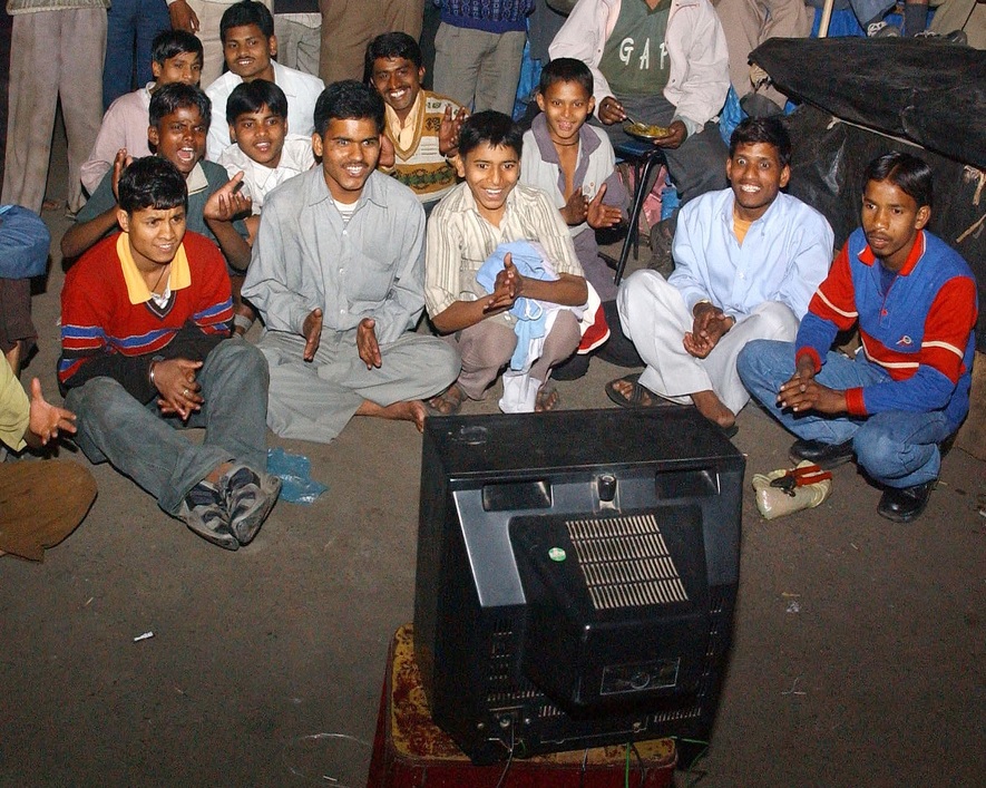 Indiaiak krikettmeccset néznek egy tévében, valamikor a 21. század elején (illusztráció)