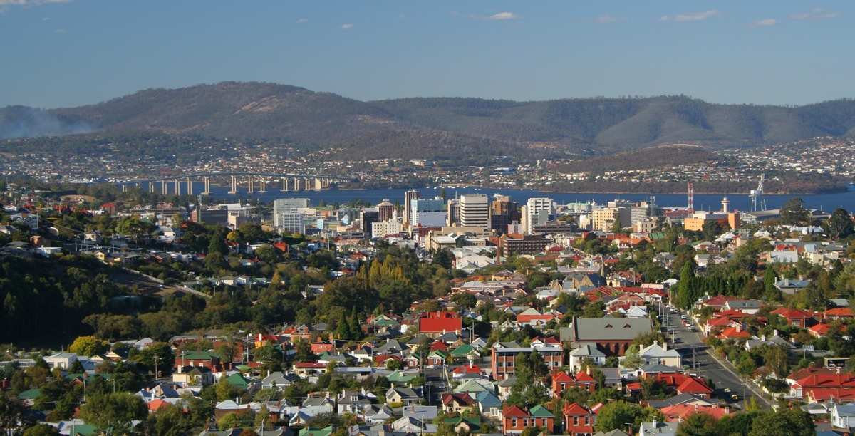 Hobart belvárosa, háttérben a Tasmán híd