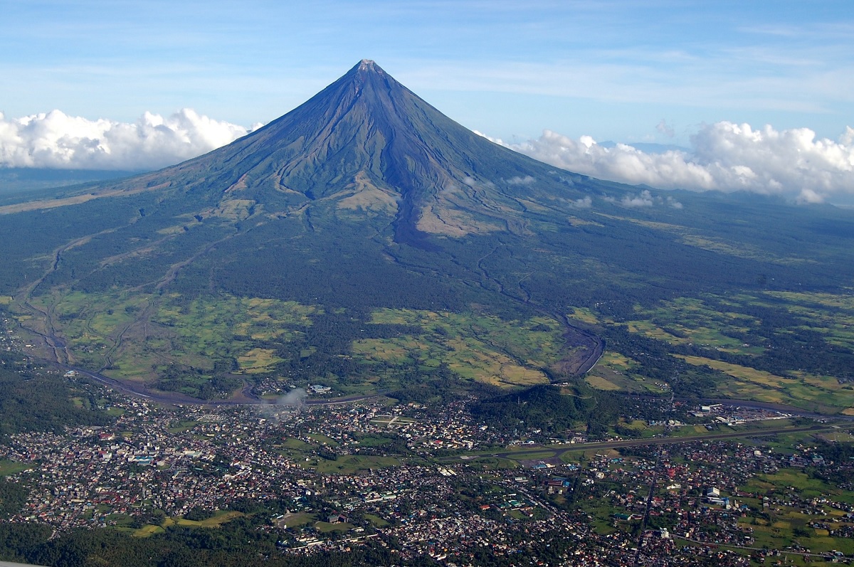 Fülöp-szigeteki táj az ország legaktívabb tűzhányójával, a Mayonnal (illusztráció)