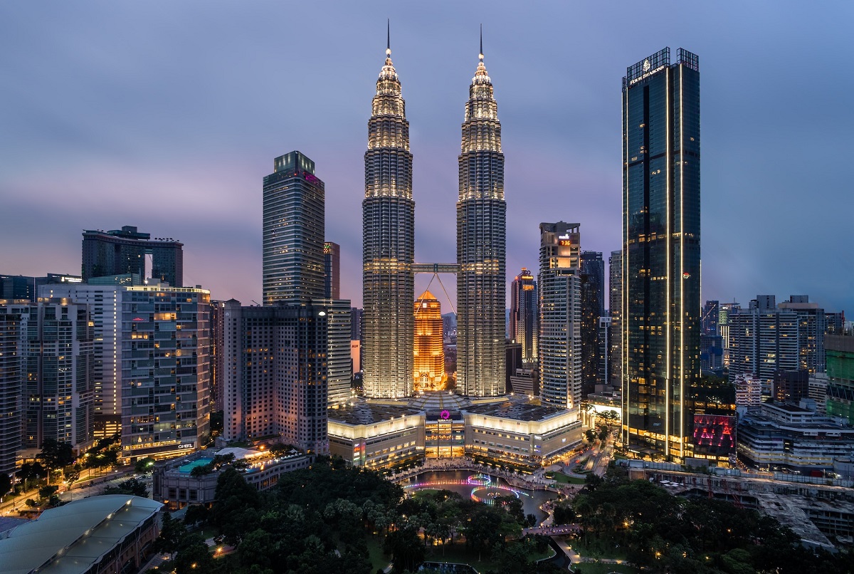 Kuala Lumpur látképe a Petronas-ikertornyokkal
