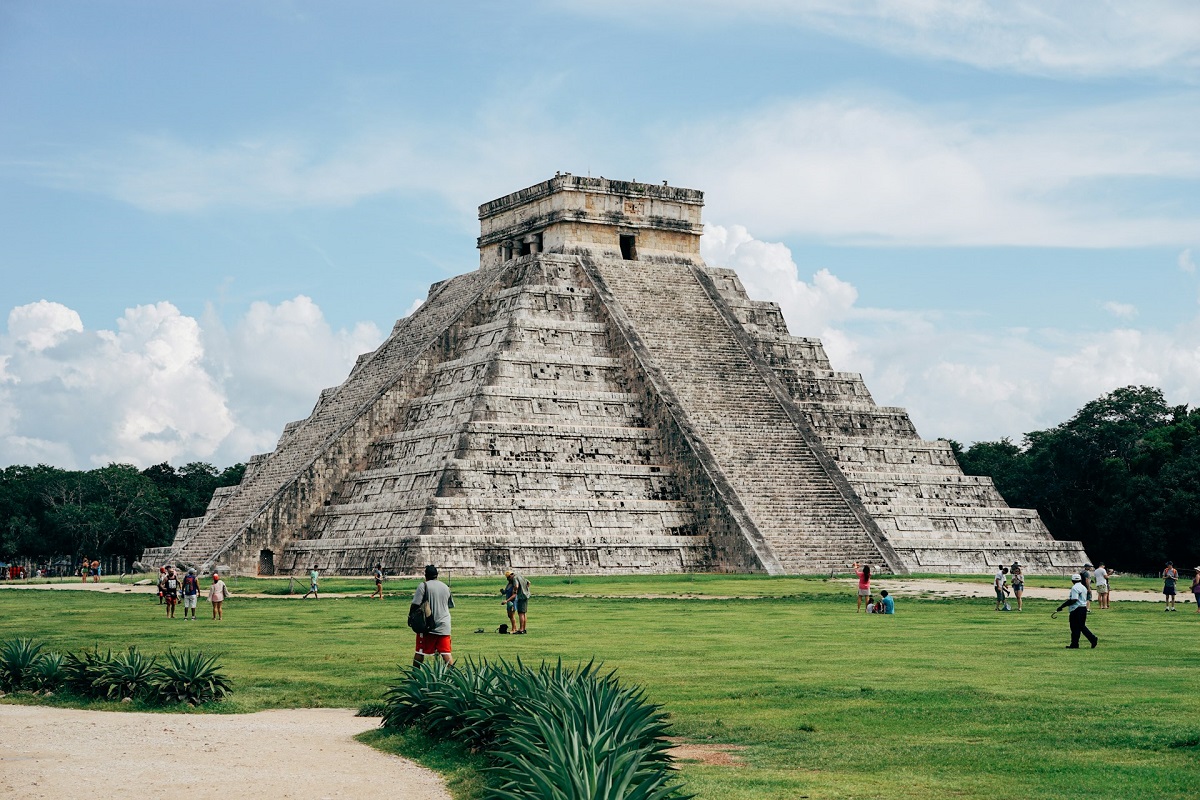 A mexikói Yucatán államban található Chichén Itzá maja romváros piramisa (illusztráció)