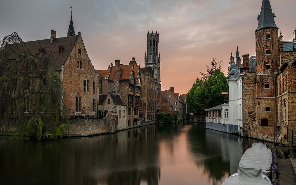 Esti hangulatkép a régi Brugge-ből (illusztráció) Esti hangulatkép a régi Brugge-ből (illusztráció)