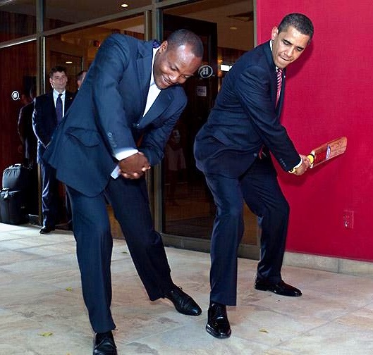 Brian Lara 2009-ben egy krikettmozdulatot mutat Barack Obama amerikai elnöknek (illusztráció) Brian Lara 2009-ben egy krikettmozdulatot mutat Barack Obama amerikai elnöknek (illusztráció)