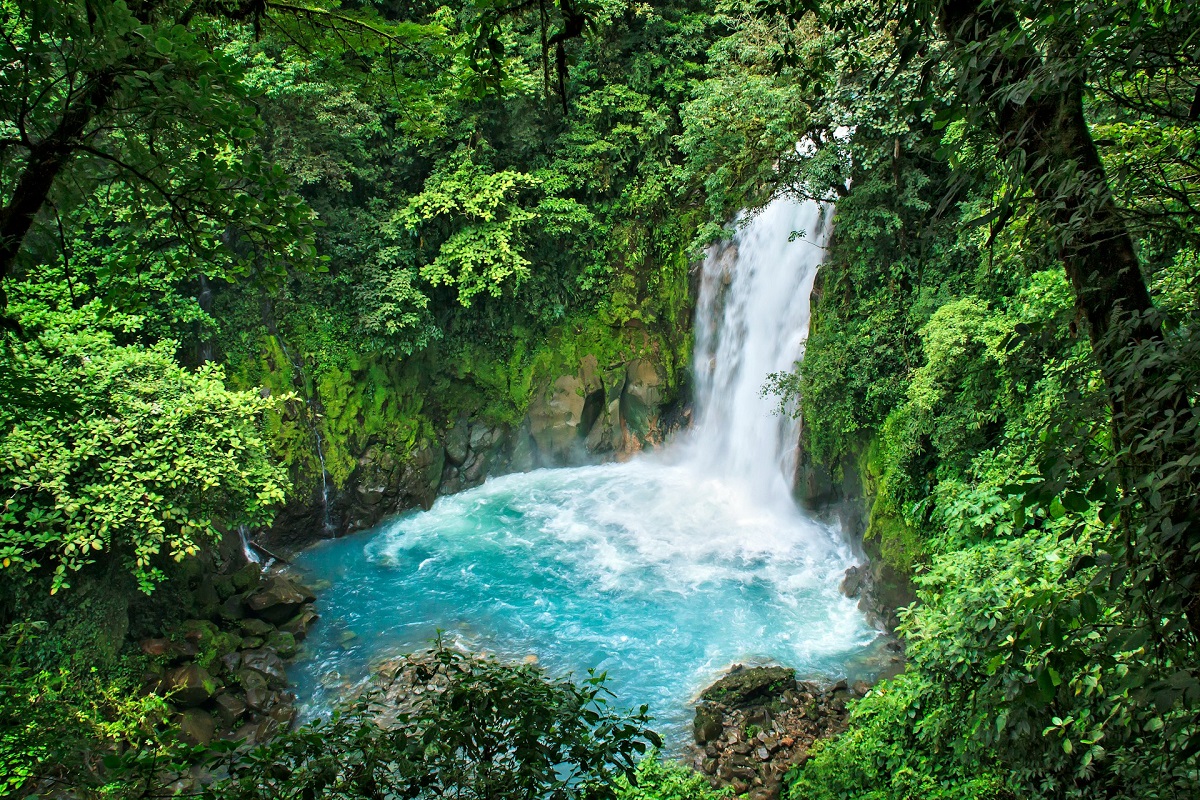 Costa Rica egyik legismertebb nevezetessége, a Celeste folyó vízesése a Tenorio Tűzhányó Nemzeti Parkban (illusztráció) Costa Rica egyik legismertebb nevezetessége, a Celeste folyó vízesése a Tenorio Tűzhányó Nemzeti Parkban (illusztráció)