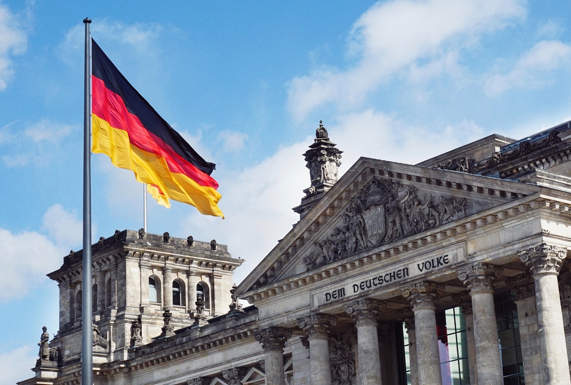 A Reichstag egy német zászlóval (illusztráció)