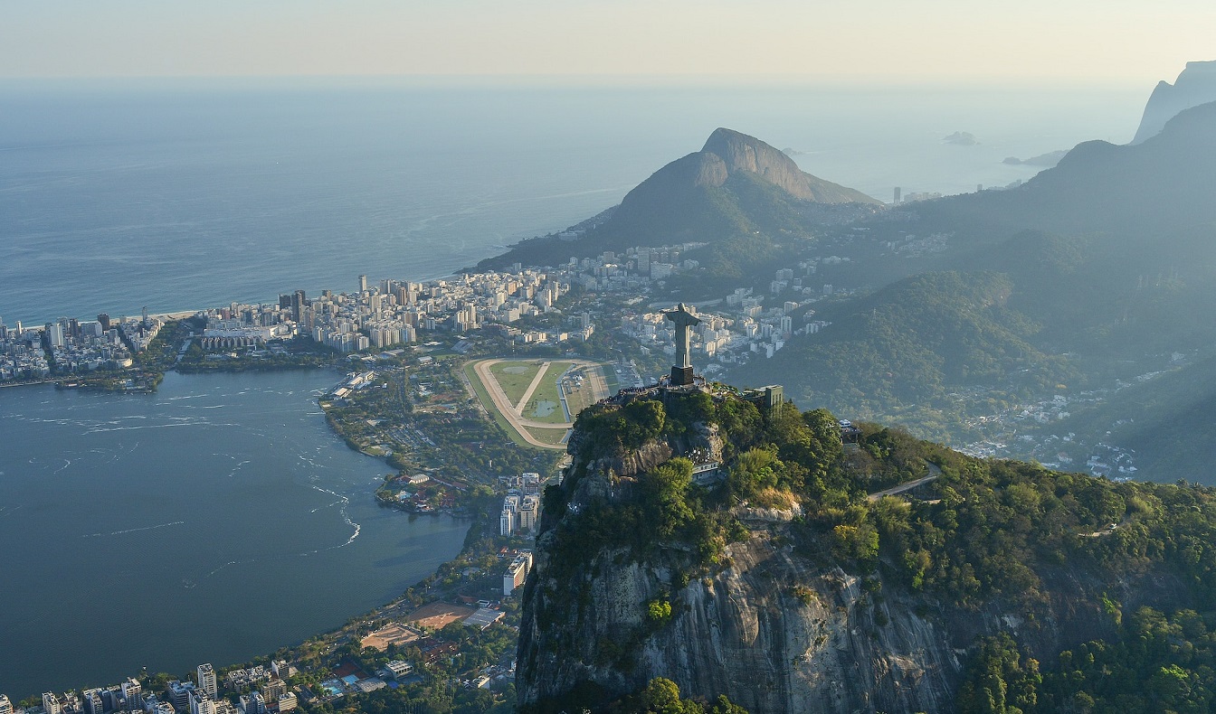 Rio de Janeiro látképe az 1937-ben felavatott Krisztus-szoborral (illusztráció)