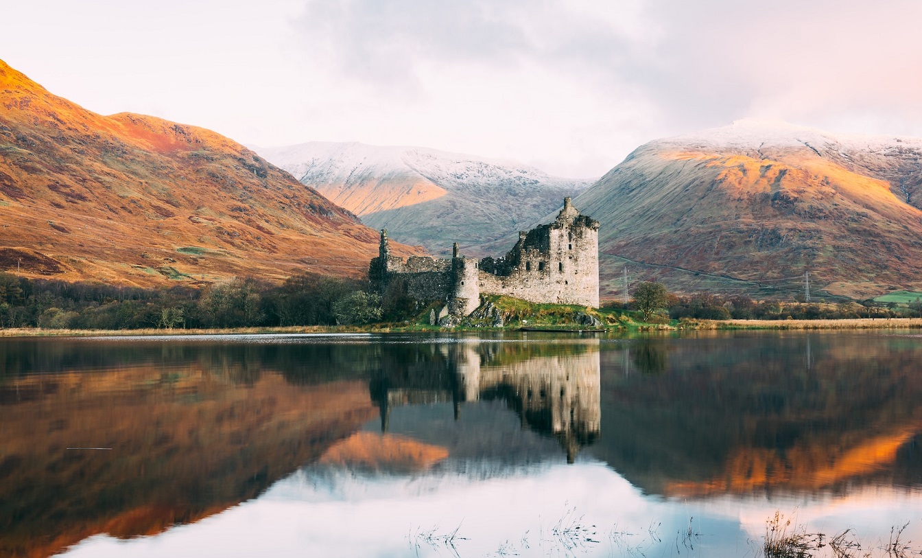 A 15. századi Kilchurn-vár romjai Skóciában (Earra-Ghàidheal agus Bhòid tanácsi terület) (illusztráció)