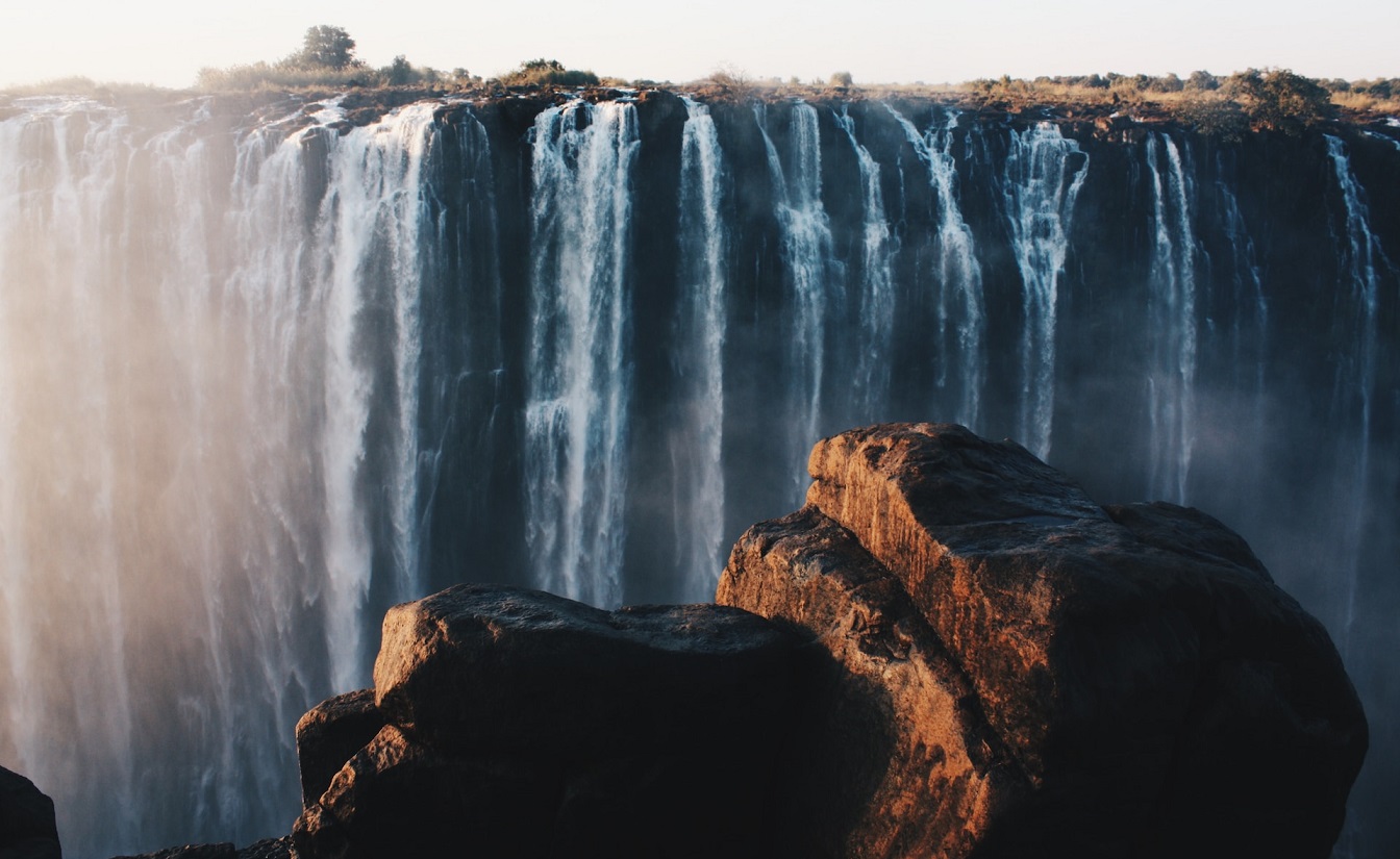 A Mosi-oa-Tunya vagy Shungu Namutitima (a gyarmatosítóktól származó nevén: Viktória-vízesés) Zimbabwe és Zambia határán (illusztráció)